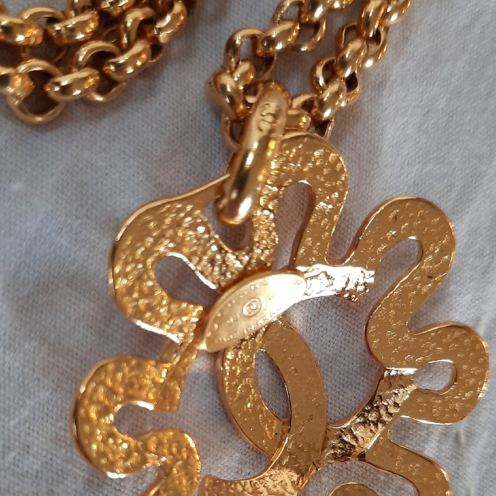 CHANEL Gold Floral Pendant Necklace, AUTHENTICATED!! - Picture 4 of 11